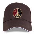 Boné soviético vintage com logotipo da corrida espacial e símbolo do comunismo, ideal para apaixonados por história e ficção científica.