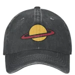 Boné preto vintage com logotipo de planeta e anel, estilo casual, perfeito para amantes de astronomia e moda.