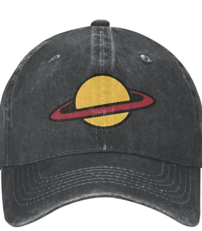 Boné preto vintage com logotipo de planeta e anel, estilo casual, perfeito para amantes de astronomia e moda.
