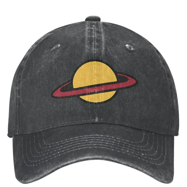 Boné preto vintage com logotipo de planeta e anel, estilo casual, perfeito para amantes de astronomia e moda.