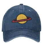 Boné em denim com logotipo de planeta com anéis, estilo casual e moderno.
