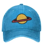 Boné em veludo azul com logotipo de planeta com anéis.