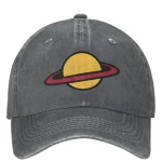 Boné cinza vintage com logotipo de um planeta com anéis amarelos e vermelhos, estilo científico e casual.