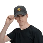 Homem usando um porta-cápsula espacial preto com design de planeta e anel, acessório original para amantes de ciência e astronomia.