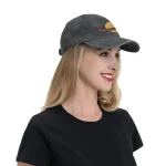 Boné cinza com padrão planetário, estilo casual, usado por uma mulher sorridente, ideal para amantes de ciência e astronomia.