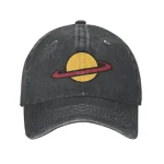 Boné preto vintage com logotipo de planeta e anéis vermelhos e amarelos.