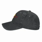 Boné preto em denim com logotipo científico bordado, estilo casual, perfeito para amantes de ciência e moda.
