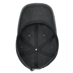 Interior de um capacete de proteção preto, mostrando a estrutura interna e a faixa de ajuste.