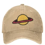 Boné bege com logotipo de planeta com anéis, estilo vintage e moderno.
