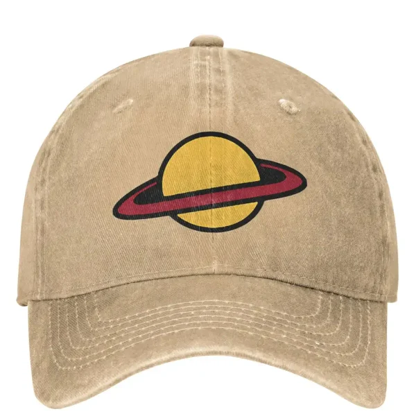 Boné bege com logotipo de planeta com anéis, estilo vintage e moderno.