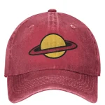 Boné vermelho em veludo com logotipo de planeta Saturno em amarelo e preto, estilo casual e moderno.