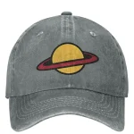 Boné cinza em algodão com logotipo de um planeta com anéis, estilo vintage, perfeito para amantes de astronomia e ciência.
