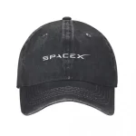 Boné preto com logotipo SpaceX branco na frente, tecido com aspecto desgastado, aba curva, detalhes de costura visíveis.