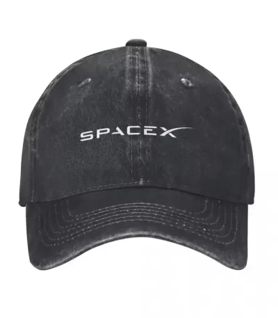 Boné preto com logotipo SpaceX branco na frente, tecido com aspecto desgastado, aba curva, detalhes de costura visíveis.