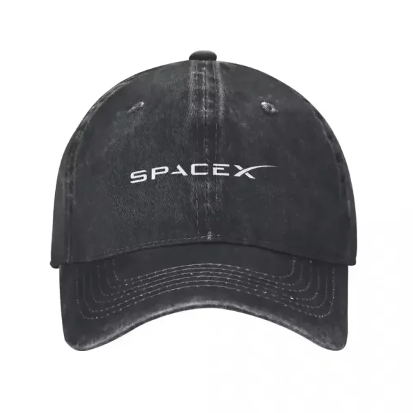 Boné preto com logotipo SpaceX branco na frente, tecido com aspecto desgastado, aba curva, detalhes de costura visíveis.