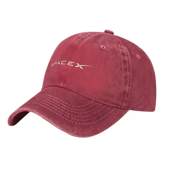 Boné SpaceX de cor vinho com logotipo branco, vista lateral, tecido de algodão, aba curva, detalhes de costura visíveis, sem tamanho indicado.