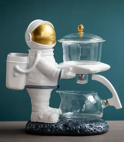 Figura de astronauta em plástico branco com um laboratório de vidro, decoração de estilo científico e espacial.