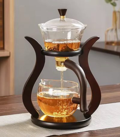 Caneca de chá de vidro com infusor e suporte de madeira, ideal para infundir chás ou infusões, elegante e prática para uma degustação refinada.