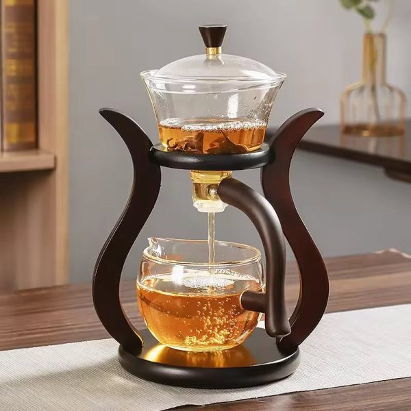 Caneca de chá de vidro com infusor e suporte de madeira, ideal para infundir chás ou infusões, elegante e prática para uma degustação refinada.