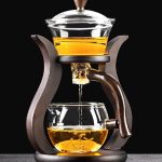 Prensa de chá em vidro com infusão de óleo essencial, design elegante e funcional, ideal para preparar infusões aromáticas em casa ou no escritório.