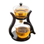 Infusor de chá em madeira e vidro com suporte, ideal para preparar chás e infusões, design elegante e prático para uso diário.