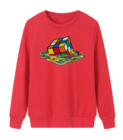 Camisola vermelha com um puzzle Rubik a cair na água, ilustrando um padrão colorido e lúdico. Perfeito para amantes da ciência e decoração original.