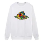 Camisola branca com um design de cubo de Rubik a derreter sobre uma superfície colorida, estilo artístico e moderno, perfeito para amantes da ciência e decoração geek.