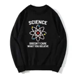 Sweatshirt preto com padrão atómico e texto "Science doesn't care what you believe" para apaixonados por ciência e decoração geek.