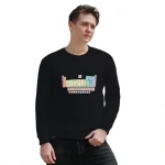 Camisola preta com impressão de uma tabela periódica dos elementos químicos, estilo moderno e científico, perfeita para amantes de química e ciência.
