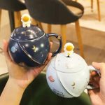 Canecas de chá com motivo planetário, decorações de estilo cósmico, perfeitas para amantes de astronomia e decoração interior.