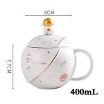 Caneca de chá em forma de planeta com tampa decorativa de astronauta, ideal para amantes de espaço e ciência, capacidade de 400 mL, design original e lúdico.
