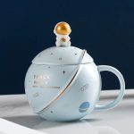 Caneca de cerâmica com motivo espacial, decorada com estrelas e planetas, ideal para amantes de astronomia e ficção científica, com design inspirado no universo.