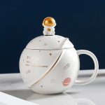 Vaso decorativo em forma de planeta com tampa estrelada, ideal para decoração de estilo espacial ou científico. Perfeito para adicionar um toque cósmico ao seu interior ou escritório.
