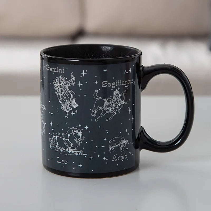 caneca-de-cafe-ceu-estrelado-1 Caneca de cerâmica preta com ilustrações das constelações do zodíaco: Gêmeos, Sagitário, Leão, Áries, e mais, com nomes em francês.