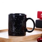 Caneca preta com padrão de constelação de estrelas brancas, perfeita para os amantes de astronomia e decoração científica.