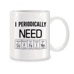 Caneca branca com texto "I Periodically Need" e elementos da tabela periódica ilustrando a química, perfeita para os amantes de ciências e decoração geek.