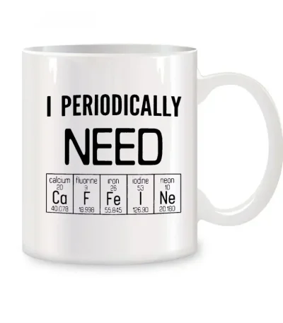 Caneca branca com texto "I Periodically Need" e elementos da tabela periódica ilustrando a química, perfeita para os amantes de ciências e decoração geek.