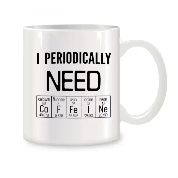 Caneca branca com texto "I Periodically Need" e elementos da tabela periódica ilustrando a química, perfeita para os amantes de ciências e decoração geek.