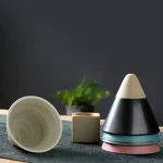 Vasos em cerâmica de diferentes formas e cores, perfeitos para decoração interior ou como objetos de coleção.