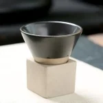 Escova em aço inoxidável com base de madeira para decoração científica.