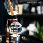 Frasco de café sifão em vidro com sistema em cobre, perfeito para uma decoração de estilo científico ou para preparar café sifão em casa.