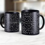 Caneca preta com ilustrações de fórmulas químicas e estruturas moleculares brancas, perfeita para amantes de ciência e decoração científica.