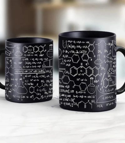 Caneca preta com ilustrações de fórmulas químicas e estruturas moleculares brancas, perfeita para amantes de ciência e decoração científica.