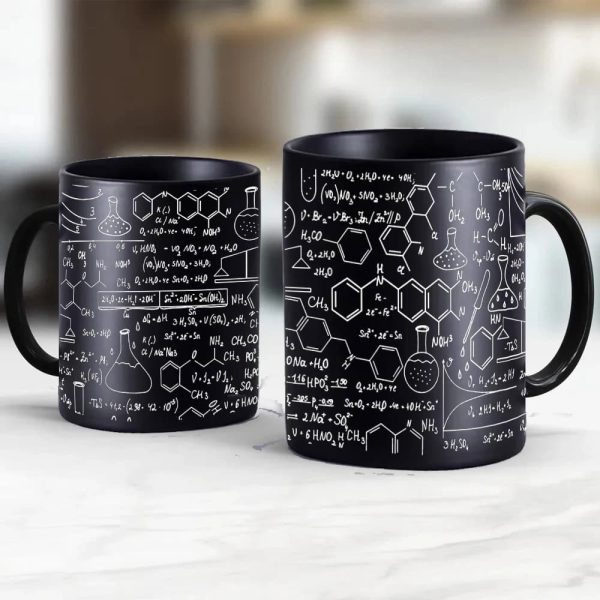 Caneca preta com ilustrações de fórmulas químicas e estruturas moleculares brancas, perfeita para amantes de ciência e decoração científica.