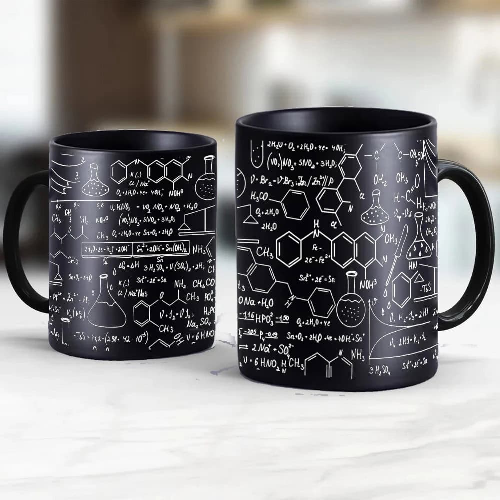 caneca-magica-cientifica-1 Caneca preta com ilustrações de fórmulas químicas e estruturas moleculares brancas, perfeita para amantes de ciência e decoração científica.
