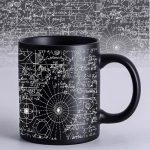 Caneca preta com motivos de fórmulas matemáticas e diagramas científicos brancos, ideal para amantes de ciências e decoração geek.