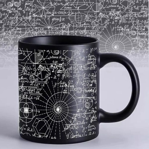 Caneca preta com motivos de fórmulas matemáticas e diagramas científicos brancos, ideal para amantes de ciências e decoração geek.