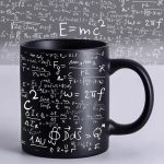 Caneca preta com ilustrações de fórmulas matemáticas em branco, ideal para amantes de ciências e decoração científica. Perfeita para um escritório ou espaço de estudo.