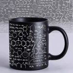 Caneca de laboratório ilustrada com fórmulas químicas e desenhos científicos em branco, perfeita para amantes de ciência e decoração científica.