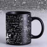 Caneca preta com ilustrações de fórmulas químicas, moléculas e desenhos científicos brancos, perfeita para amantes de ciência e decoração científica.